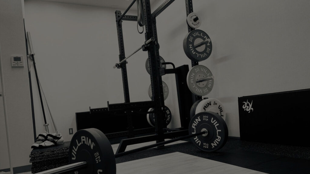 TAKASE GYMの店内風景の白黒写真（バーベル器具）