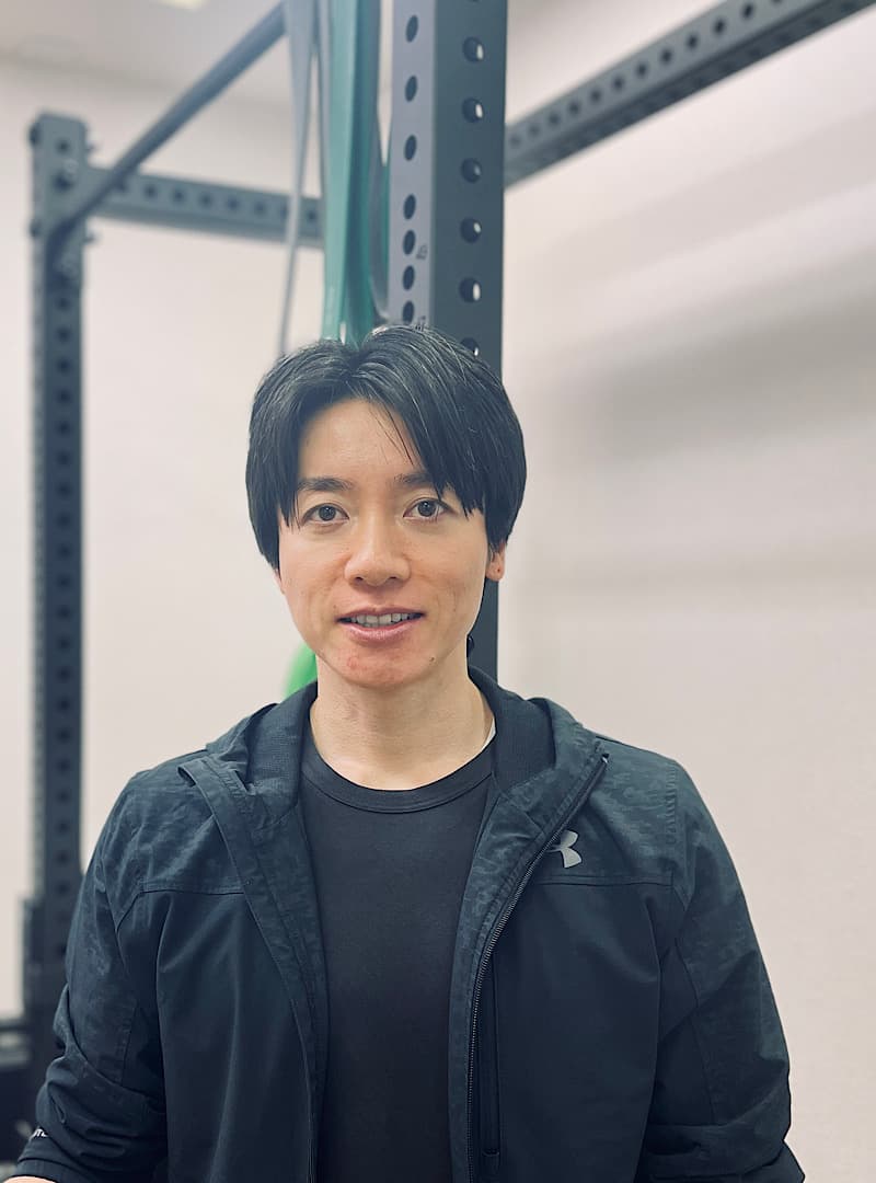 正面を向くパーソナルトレーナーの高瀬真也
