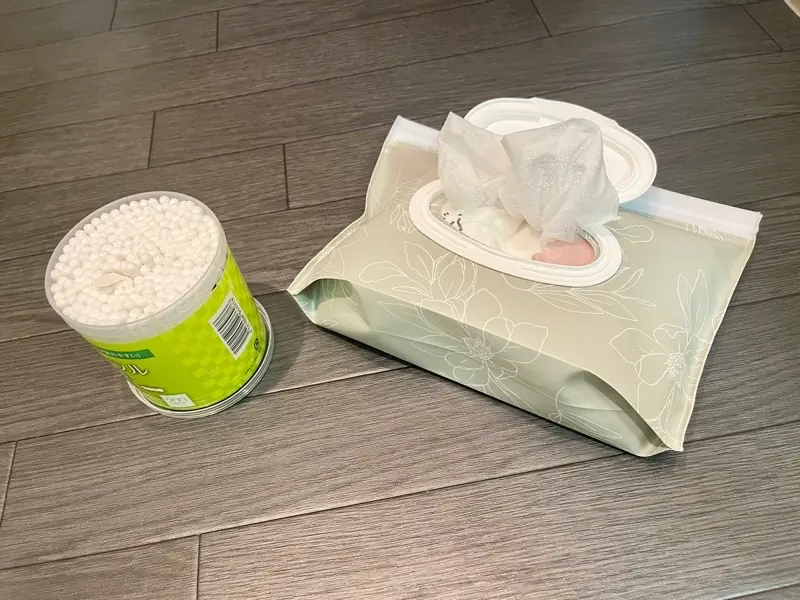 台に並べられた無料アメニティの綿棒と汗拭きシート。