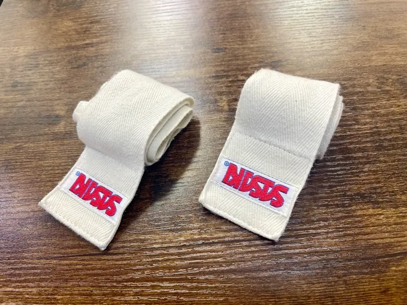 台に置かれている白色のバンテージ