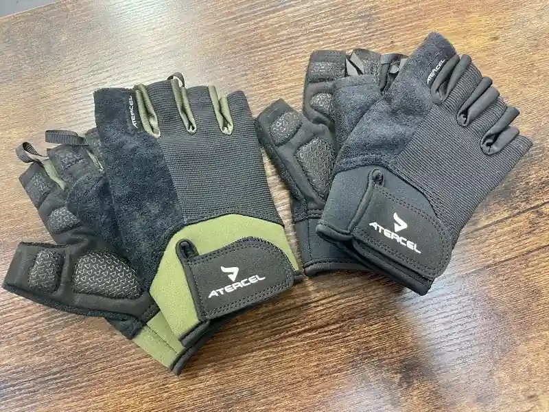 台に並べられた黒いSサイズと緑のMサイズのトレーニンググローブ