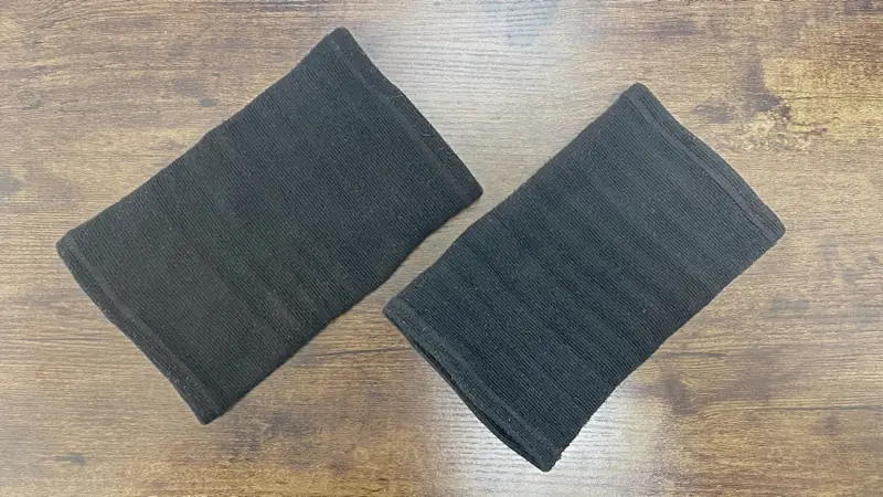 台に置かれた黒色の膝用サポーター