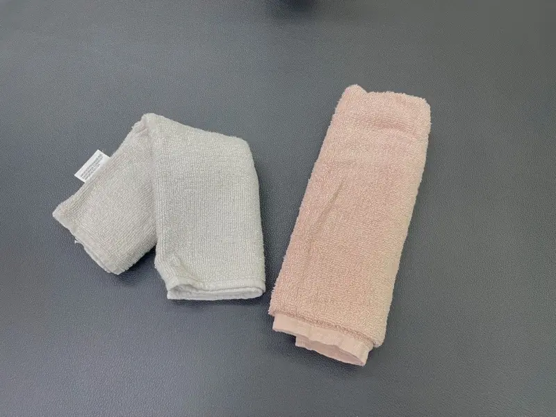 2枚並んだ清潔そうなタオル。