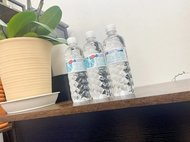 棚に並べられた500mlペットボトルのミネラルウォーター。