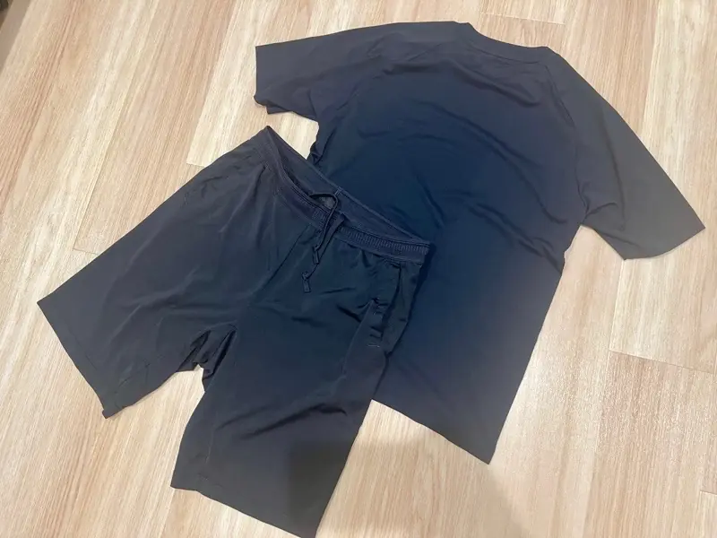 綺麗に並べられたシンプルな黒のTシャツとハーフパンツ