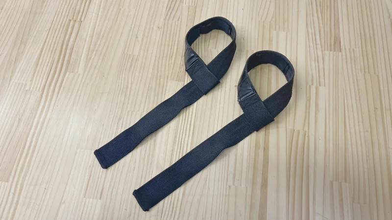 台に置かれたシンプルな黒いリストストラップ。