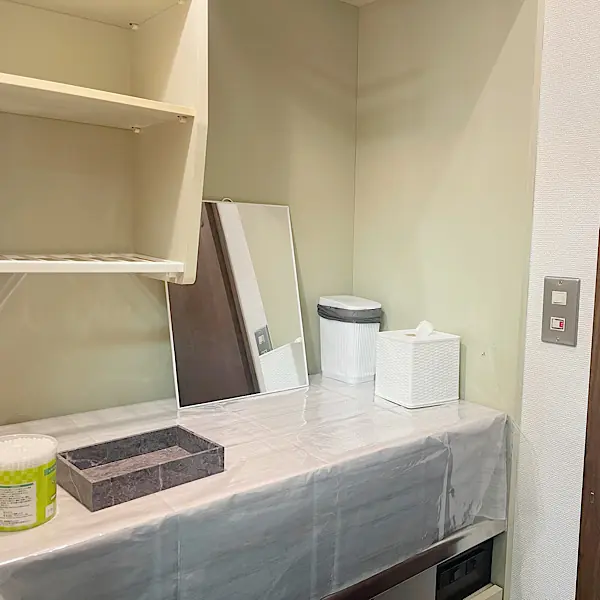 更衣室のパウダースペース。鏡、綿棒、ティッシュ、ゴミ箱が整然と置かれた清潔なカウンター。